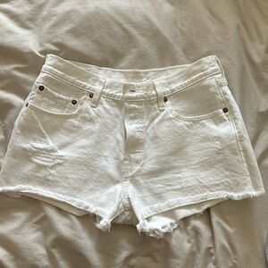 White Levi’s cut off shorts size 28